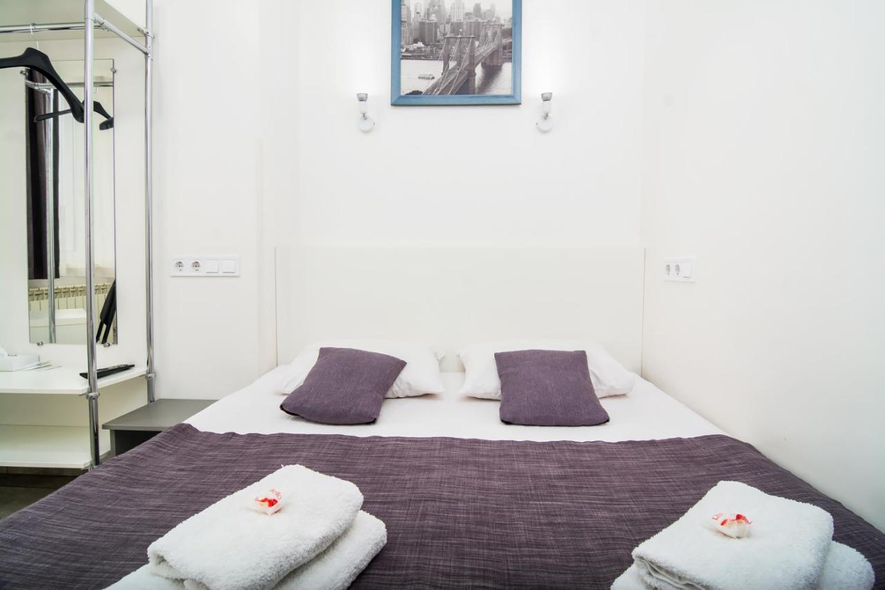 Smart Hotel Rooms Near Metro 24/7 Kiev Exteriör bild